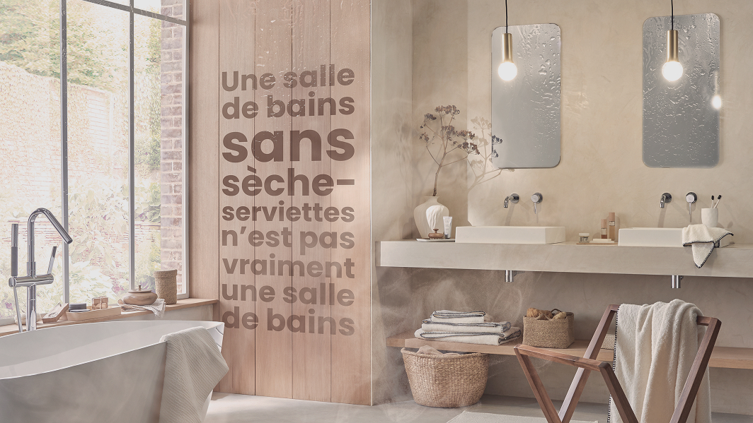 salle de bainss encore humide avant installation d’un sèche-serviettes Atlantic