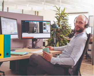Assistance Atlantic, homme au téléphone.